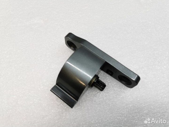 Петля двери передняя правая Mercedes-Benz