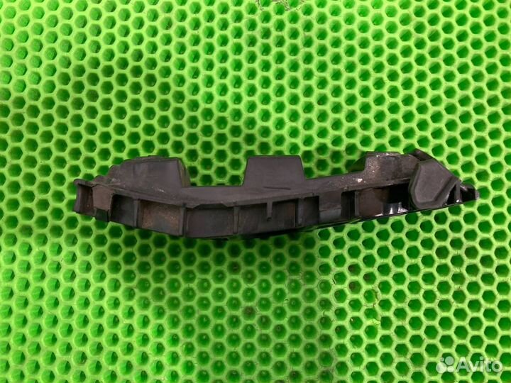 Крепление бампера переднее правое Volkswagen