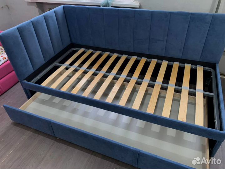 Детская кровать с бортиками и изголовьем