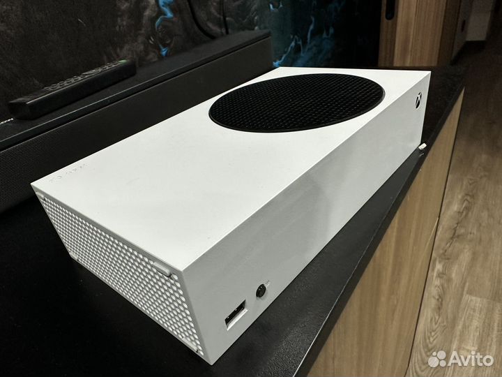 Xbox series s с 2 геймпадами