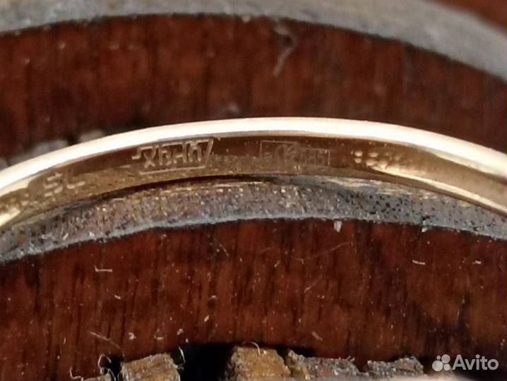 Золотое кольцо 585 пробы, массой 1.27 грамма (17Р)