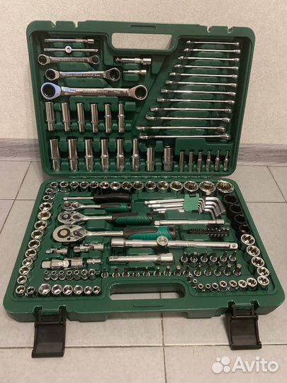 Набор инструментов для авто в чемодане