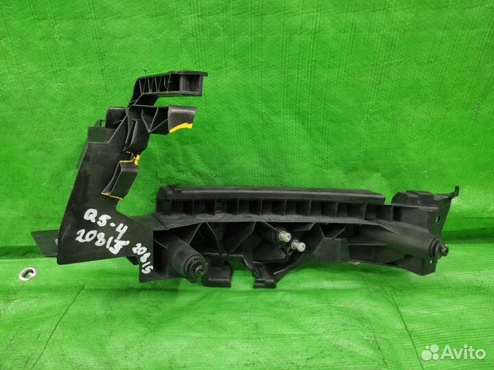 Крепление прав. фары / кронштейн Audi Q5 2008-2017