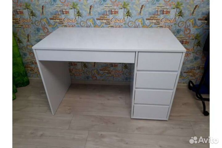 Компьютерный стол белый глянец