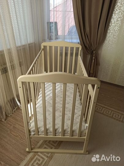 Детская кроватка с маятником