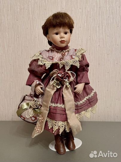 Кукла фарфоровая