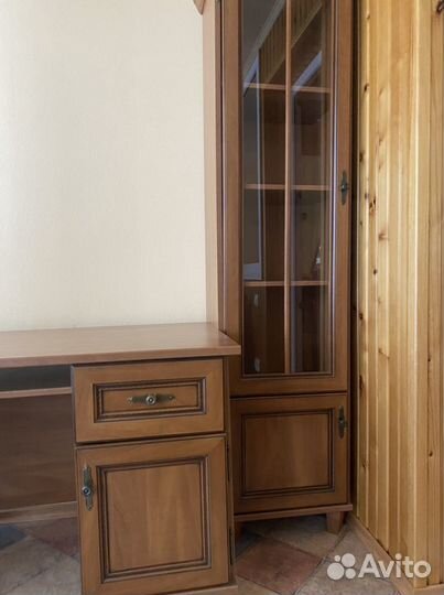 Стол и книжный шкаф натуральное дерево