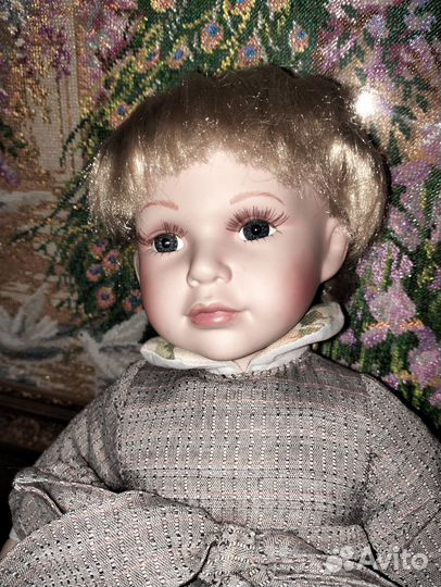 Кукла фарфоровая