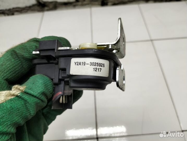 Замок стекла задней двери Grand Cherokee WK2