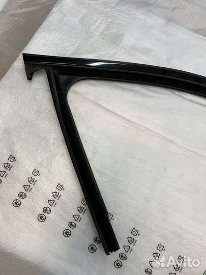 Уплотнитель стекла двери передний правый