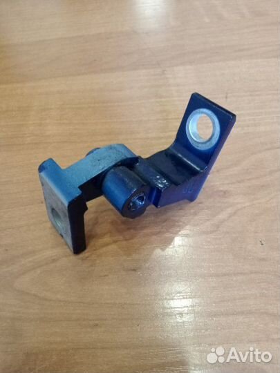 Петля двери правая Volkswagen Polo хетчбек cggb