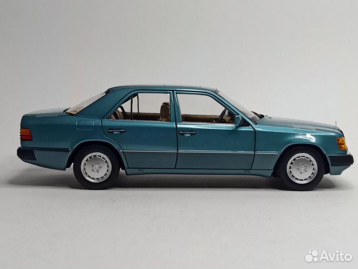 Mercedes 230E (W124) 1989 Beryl Metalic Norev 1:18