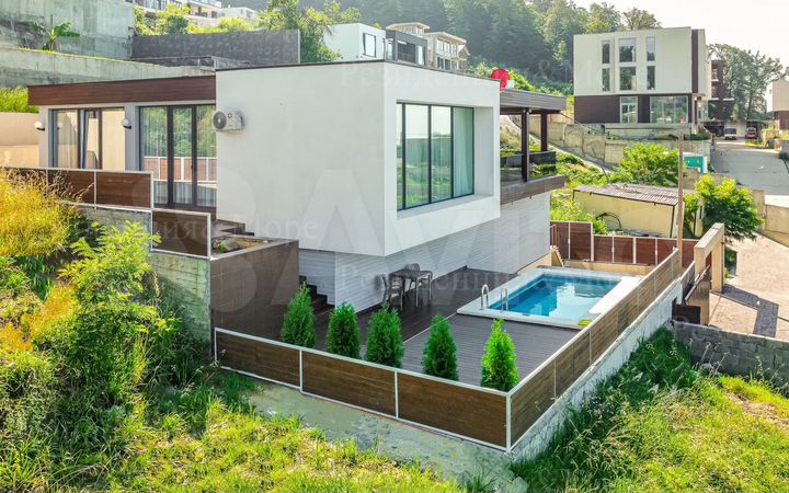 Дом 180 м² на участке 5 сот.