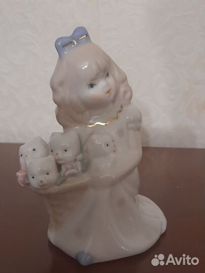 Статуэтка фарфор девочка с котятами