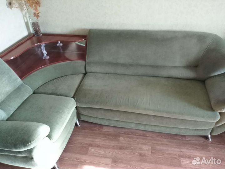 Продаю диван угловой с креслом б/у