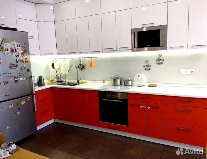 Угловой кухонный гарнитур современный
