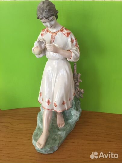 Статуэтка фарфоровая 