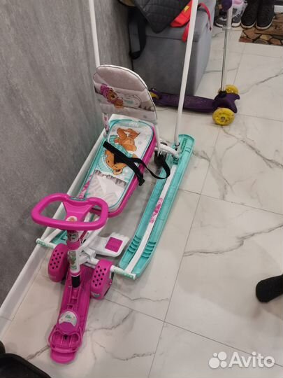 Детский снегокат с ручкой и колесами