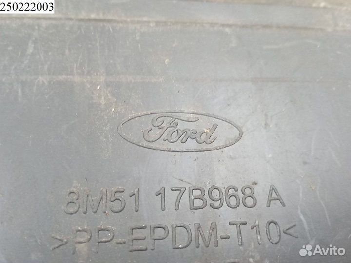 Решетка в бампер центральная Ford Focus 2