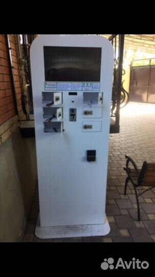 Вендинговый автомат по подзарядке телефонов