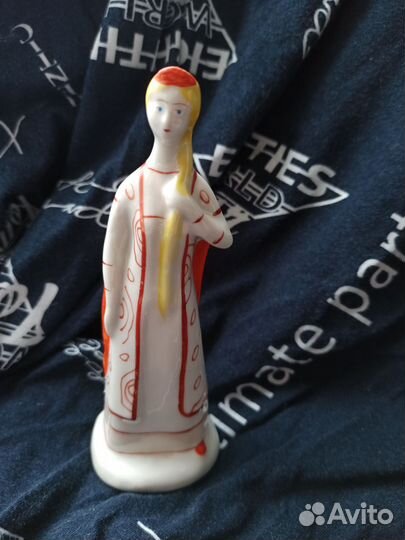 Фарфоровая статуэтка 