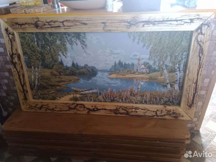 Холст в декоративной деревянной раме