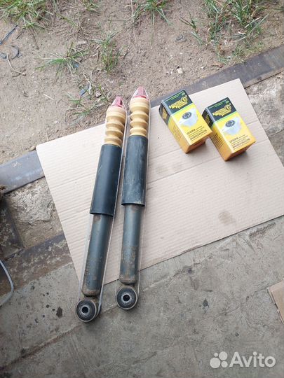 Продам задние амортизаторы на Весту