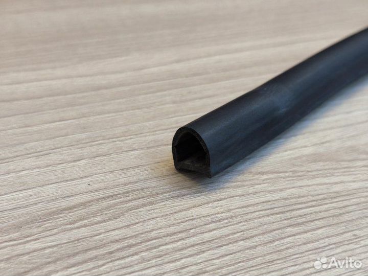 Уплотнительная резинка боковой двери передняя