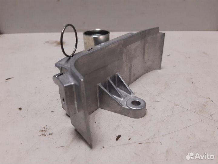 Натяжитель ремня грм с роликом Volkswagen Golf