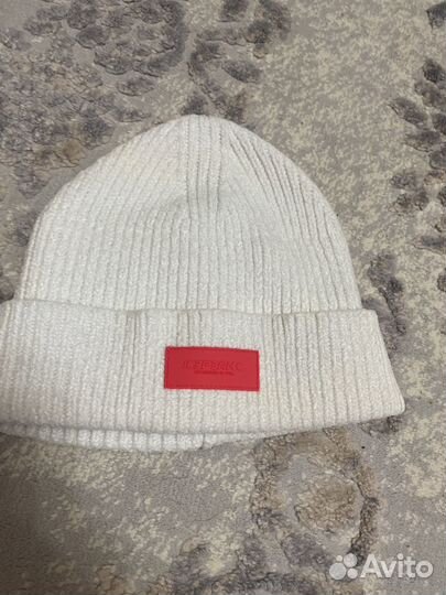 Продам шапку белую