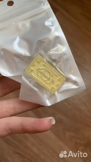 Металлический значок 