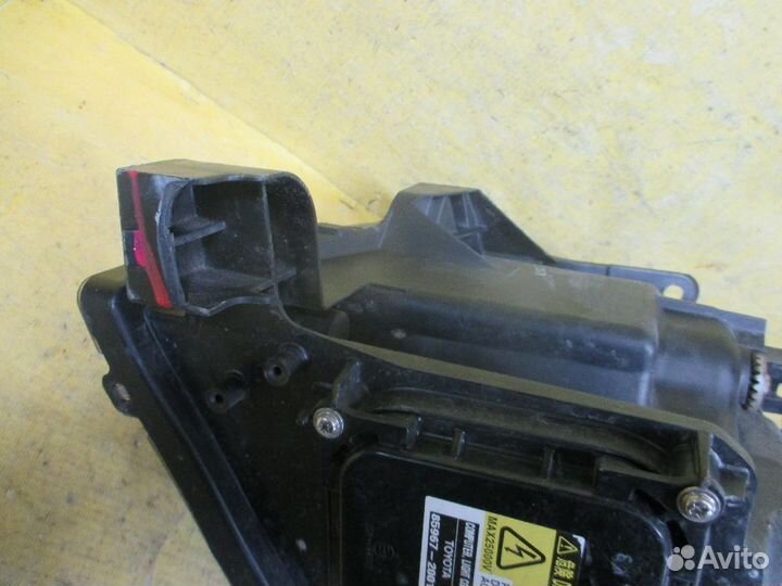 Фара Toyota Noah ZRR70W (Правое)