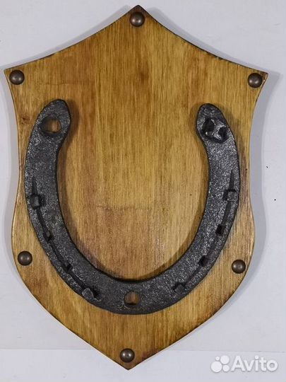Старинные подковы на щитках