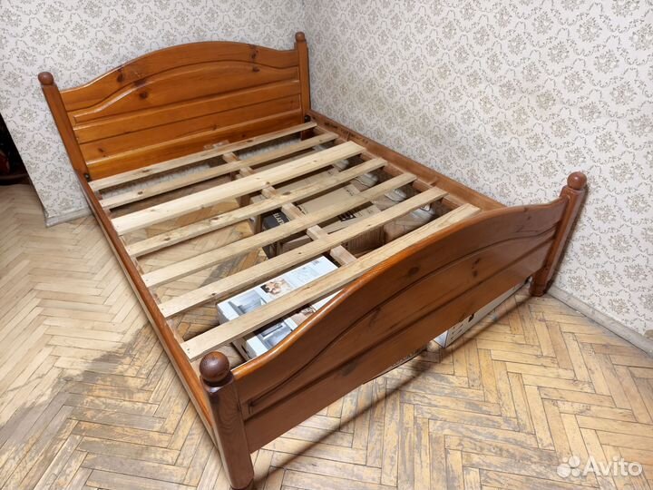 Кровать двуспальная массива дерева