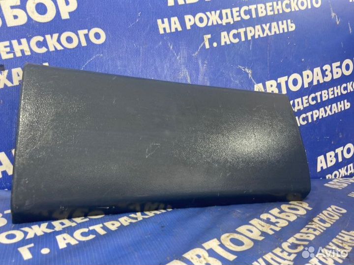 Крышка бардачка. Isuzu Elf грузовой 4BE1 1996