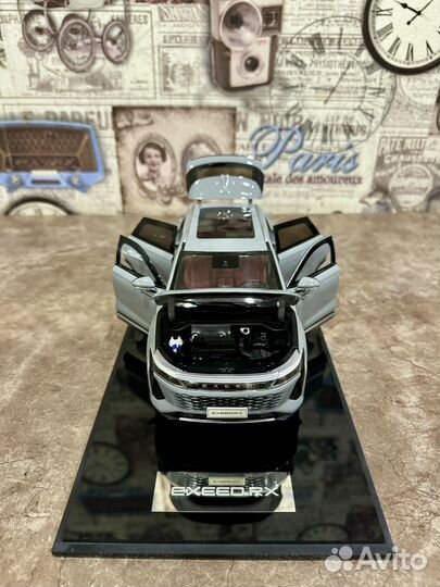 Модель автомобиля 1:18 exeed RX