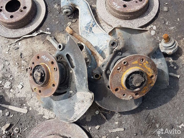 Кулак поворотный мерседес 190