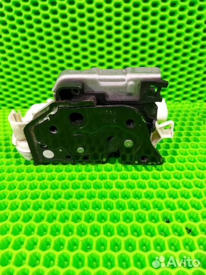 Замок двери передний правый Volkswagen Touareg FL