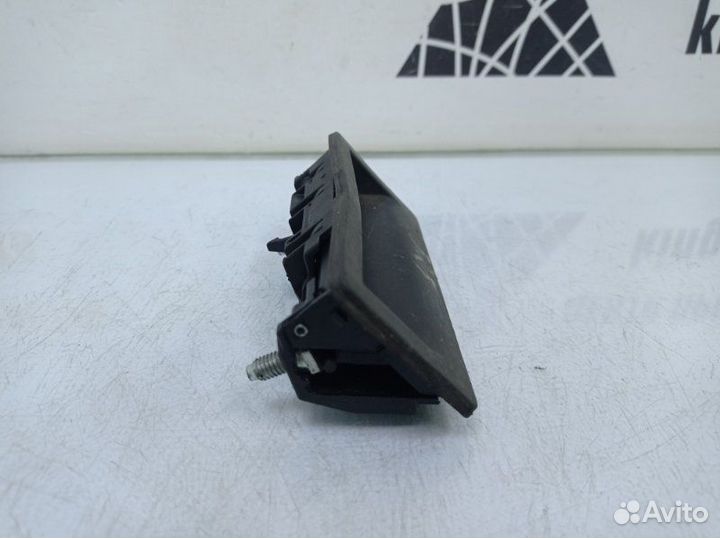 Кнопка открывания багажника Volkswagen Tiguan 1