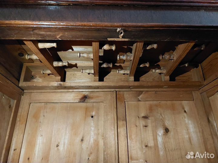 Старинный антикварный платяной шкаф