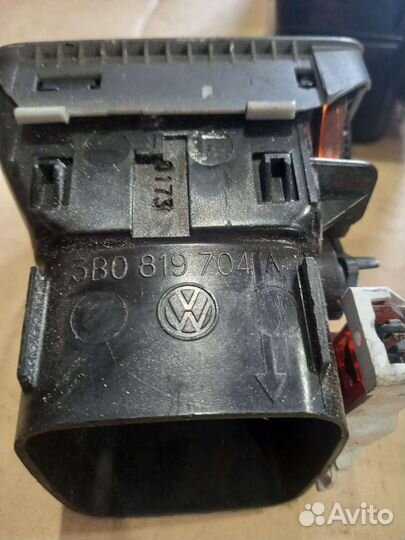 Дефлектор воздуха в торпеду Пассат Б5 3B0819704D