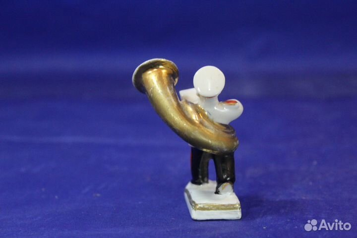 Фарфоровая миниатюра статуэтка Трубач реставрация