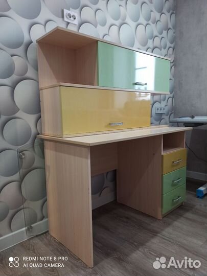 Письменный стол с подвесным шкафом