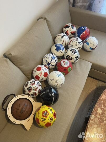 Коллекция мячей с автографами