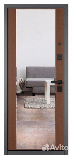 Входная дверь в квартиру с зеркалом