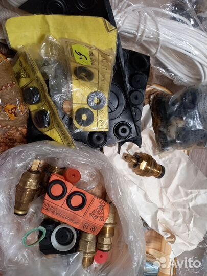 Прокладки и кранбуксы цена за все