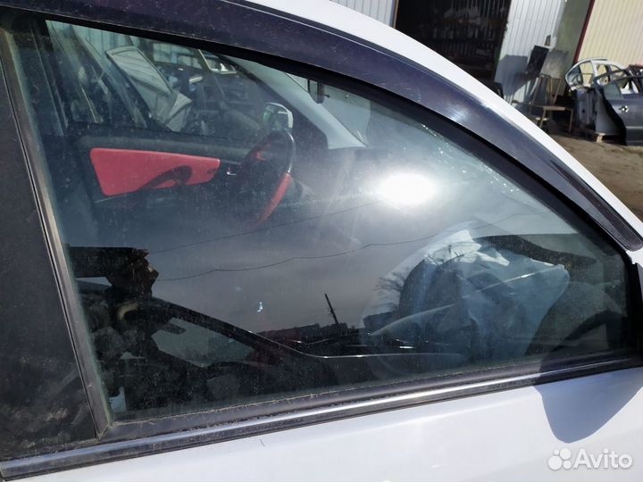Geely MK Cross стекло двери передней правой