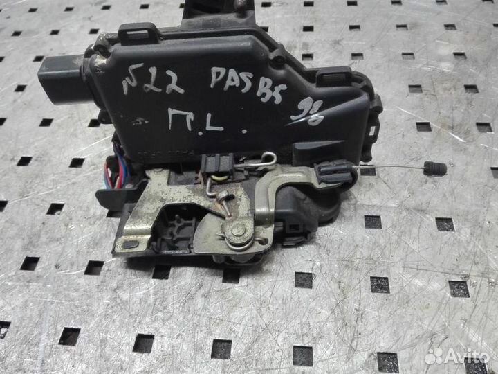 Замок двери передней левой Volkswagen Passat