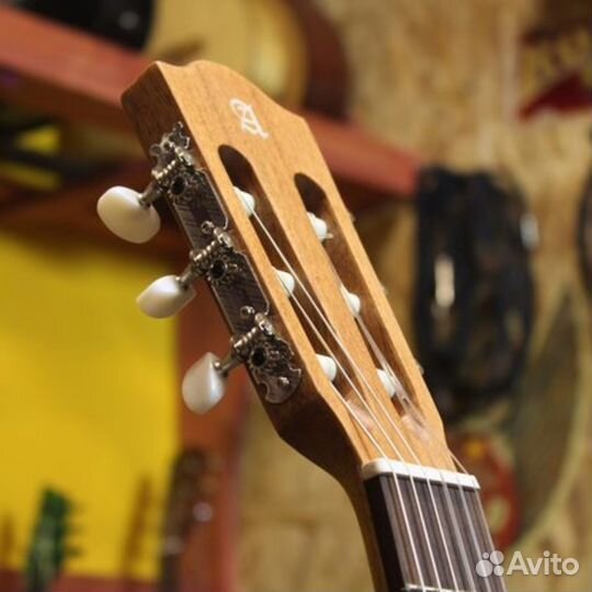 Классическая гитара Alhambra + аксессуары