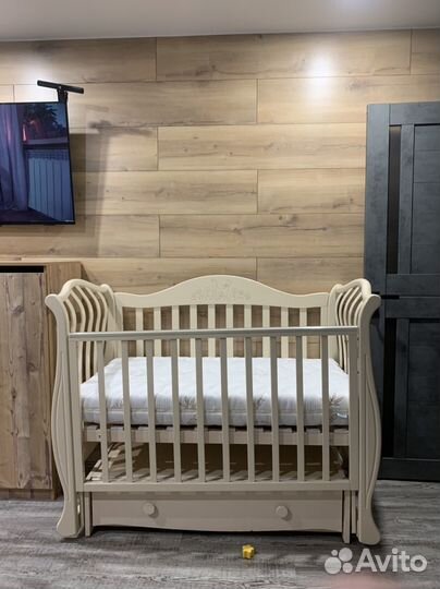 Детская кроватка с маятником гандылян